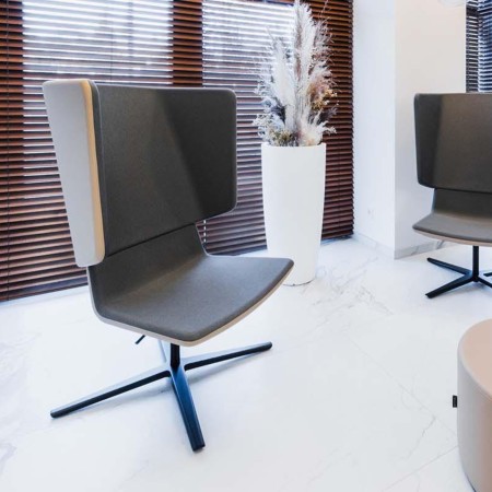 Fauteuil acoustique gris avec dossier haut et base noire, idéal salle d’attente 2