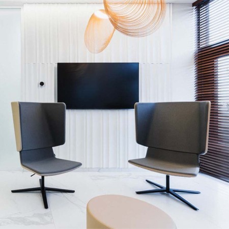 Fauteuil acoustique TWIST&SIT bicolore avec dossier haut et base étoile, pour salle d’attente ou espace lounge"