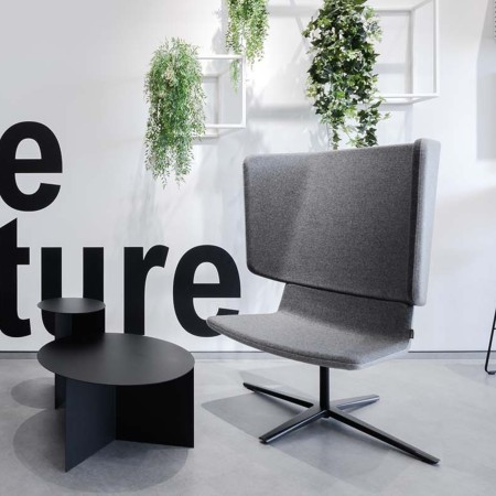 Deux fauteuils acoustiques TWIST&SIT avec dossier haut et base étoile noire dans un espace lounge design