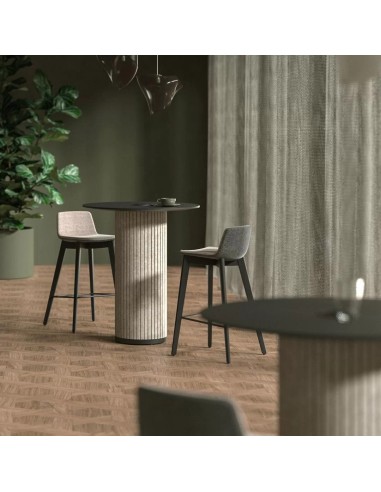 Tables hautes PARTHOS avec colonne en feutre PET espace détente convivial