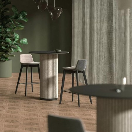 Tables hautes PARTHOS avec colonne en feutre PET espace détente convivial