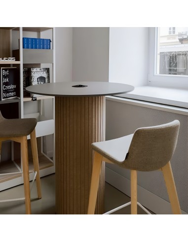 Coin bar équipé d’une table haute PARTHOS – piètement gainé en feutre PET beige