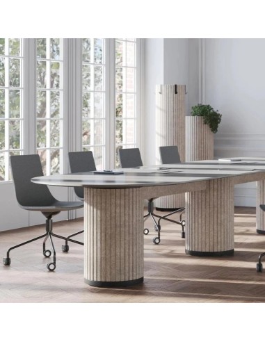 Table PARTHOS en bois clair avec chaises noires dans salle de réunion