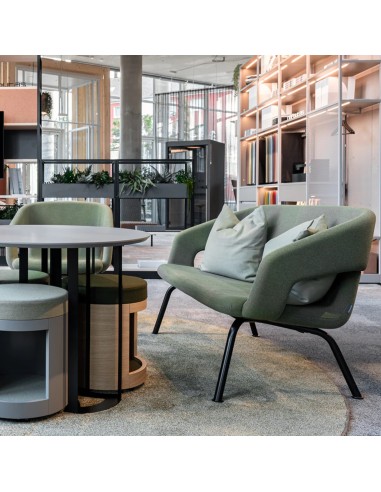 canapé TWIST&SIT vert avec coussins dans un espace lounge d’entreprise