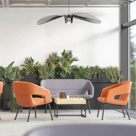 ensemble TWIST&SIT avec banquette grise et chaises orange dans espace détente entreprise