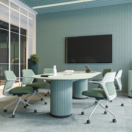 Salle de réunion verte avec table PARTHOS et chaises à roulettes design