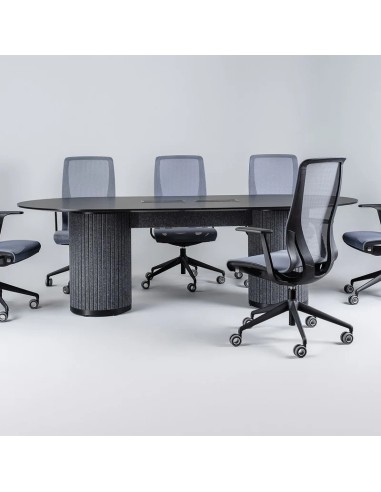 Table PARTHOS noire avec chaises ergonomiques sur roulettes en salle réunion