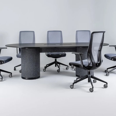 Table PARTHOS noire avec chaises ergonomiques sur roulettes en salle réunion