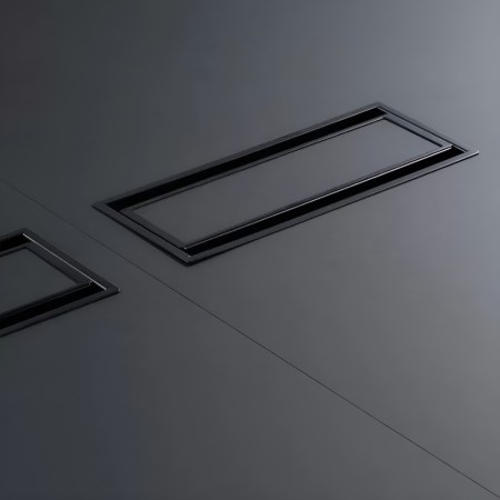 Passe-câbles rectangulaires encastrés dans un plateau de table PARTHOS – finition noire