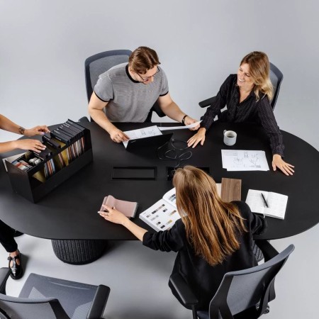 Réunion grande table PARTHOS noire – mobilier collaboratif avec électricité