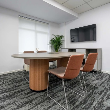 Table de réuinion Parthos ronde avec prise, colonnes en feutre acoustique 2