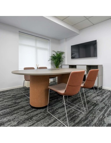 Petite salle de réunion avec table PARTHOS et chaises orange modernes