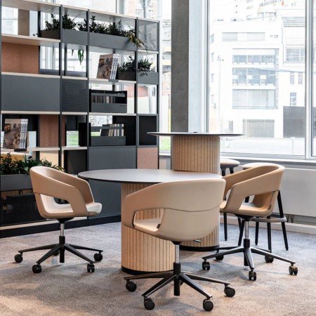 	Petite table ronde PARTHOS avec pied cylindrique en feutre côtelé 2