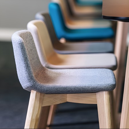 Assise du tabouret de cuisine TWIST&SIT rembourrée avec pieds en bois