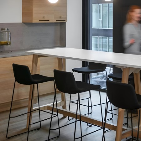 Tabouret de bar TWIST&SIT noir avec assise rembourrée et pieds fins - élégant et moderne