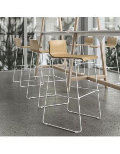 Chaises hautes en bois clair et piétement blanc MOON WOOD pour comptoirs
