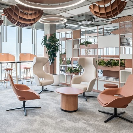 Détail de d'une table basse PARTHOS – piètement acoustique en feutre PET plateau rond 2