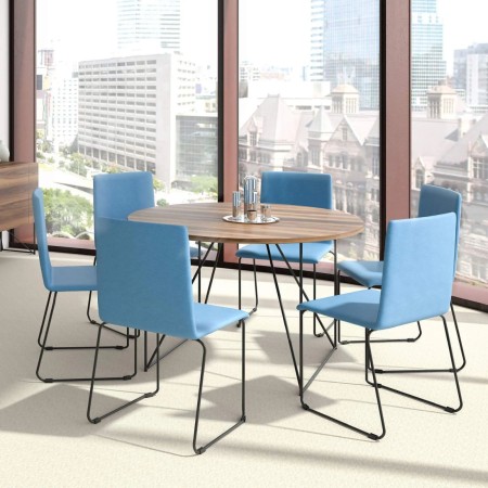Sièges de réunion MOON bleus autour d'une table en bois