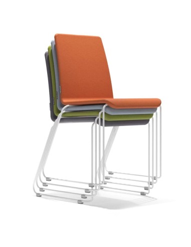 Sièges Moon autour d’une table dans un espace de restauration contemporain – Moon