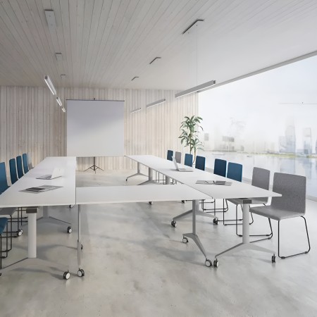 Chaise Moon avec assise tissu bleu et piètement luge blanc – Moon 2