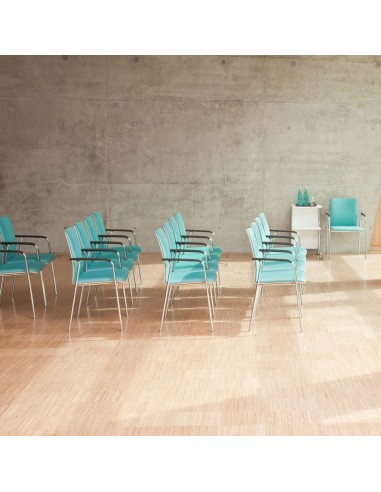 Chaises Moon vertes de conférence en salle de réunion avec accoudoirs