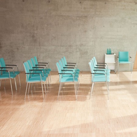 Chaises Moon vertes de conférence en salle de réunion avec accoudoirs