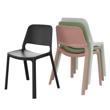 Chaise design empilable Polytone O utilisée en terrasse de bureau