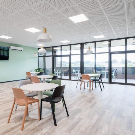 Salle de pause avec chaises Polytone-O multicolores lumineux