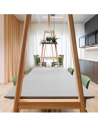 Salle de pause avec chaises Polytone-L vertes ambiance lumineuse