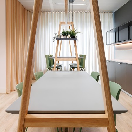 Salle de pause avec chaises Polytone-L vertes ambiance lumineuse
