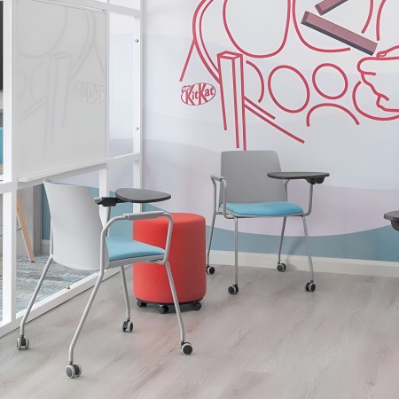 Chaise Polytone-L sur roulettes avec tablette