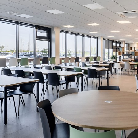 	Vue de profil d’une chaise Polytone L minimaliste en polypropylène vert 2