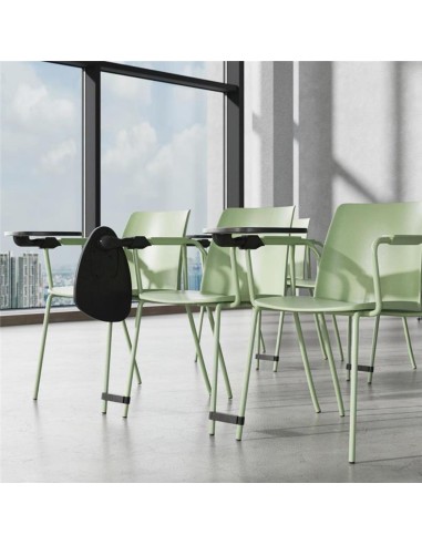 Chaise Polytone L avec tablette écritoire intégrée, montrée dans une salle de réunion ou de formation. Disposées autour d’un cha