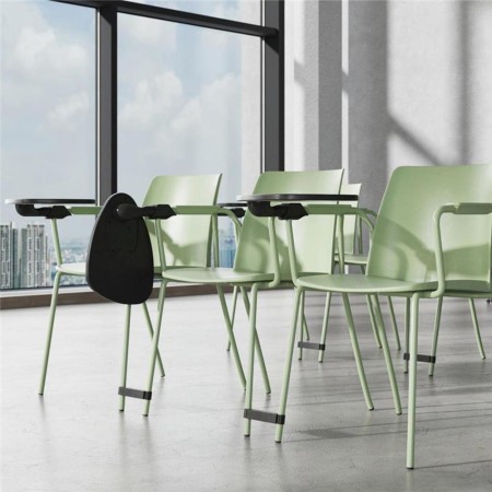 Chaise Polytone L avec tablette écritoire intégrée, montrée dans une salle de réunion ou de formation. Disposées autour d’un cha