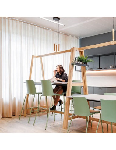 Tabourets Polytone L autour de la table NOVA WOOD dans cafétéria