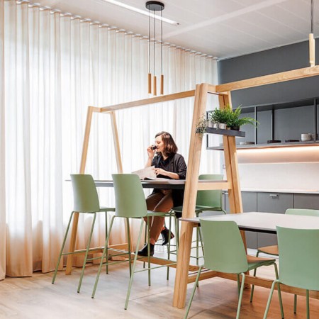 Tabourets Polytone L autour de la table NOVA WOOD dans cafétéria