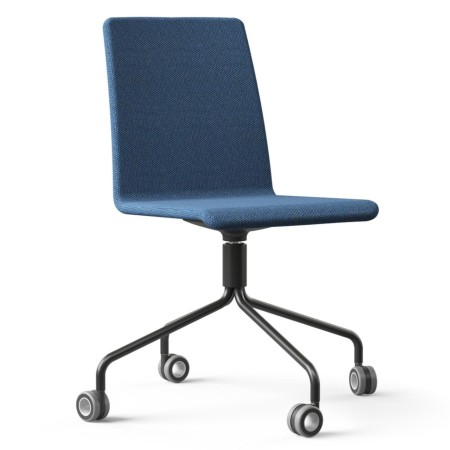Chaise Moon tapissée bleue avec piètement noir sur roulettes pour bureau	