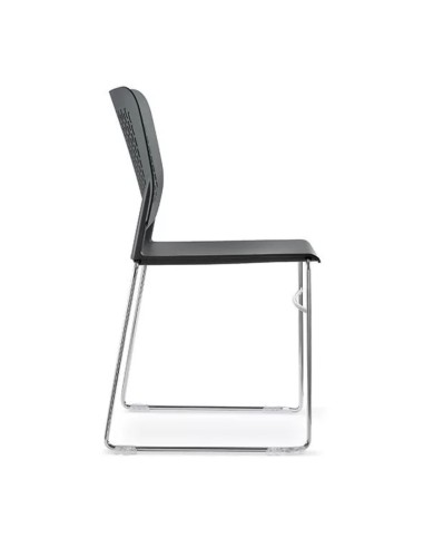 Côté d'un siège noir en plastique piètement carré