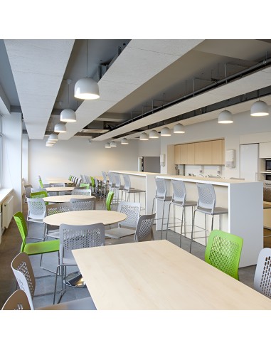 Salle de pause avec chaises multicolores WAIT en plastique