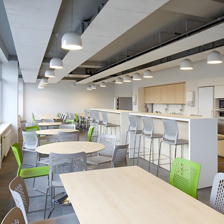 Salle de pause avec chaises multicolores WAIT en plastique