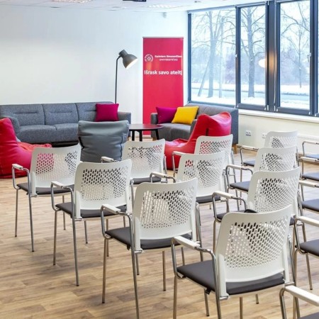 Chaise visiteur WAIT en plastique gris sur fond blancs avec piètement 4 pieds 2