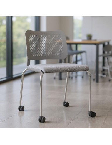 Chaise grise à roulettes avec assise rembourrée image d'ambiance