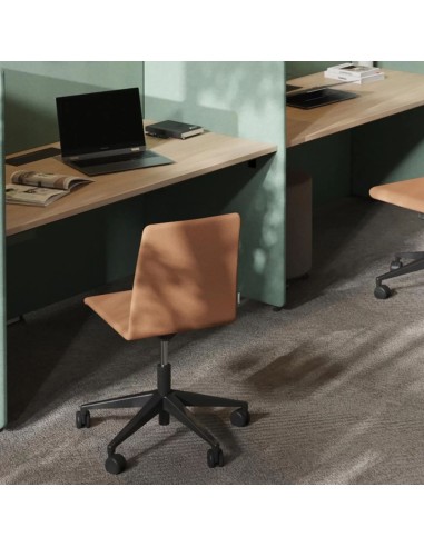 Chaise de bureau en tissu orange dans un bureau moderne – Moon