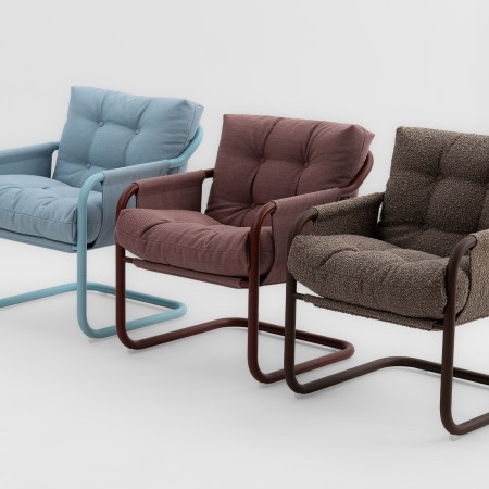 Trois chaises Barbara en tissu marron, bleu et violet dans un salon moderne – Barbara