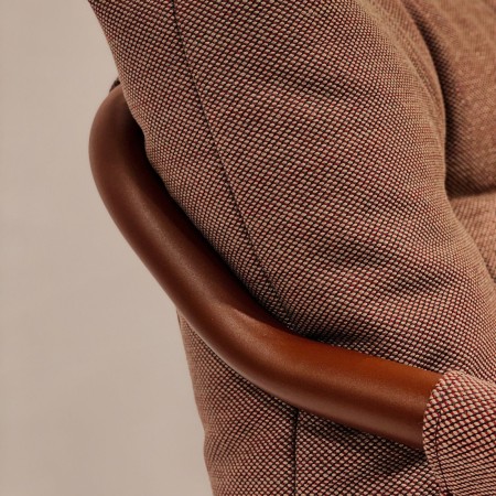 Zoom sur l’accoudoir et le dossier en tissu bleu clair de la chaise Barbara – Barbara