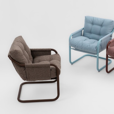 Deux chaises Barbara en tissu marron et bleu clair côte à côte – Barbara