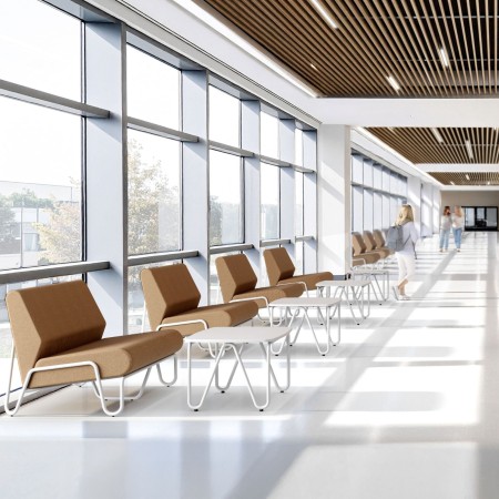 Fauteuil Clip en tissu gris installé dans un espace d’accueil moderne et lumineux – Clip