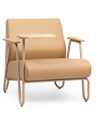 Fauteuil Clip en cuir camel, vue de trois quarts avant – Clip