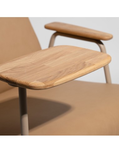 Détail de l’accoudoir en bois et de l’assise en cuir camel du fauteuil Clip – Clip