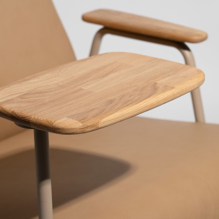 Détail de l’accoudoir en bois et de l’assise en cuir camel du fauteuil Clip – Clip